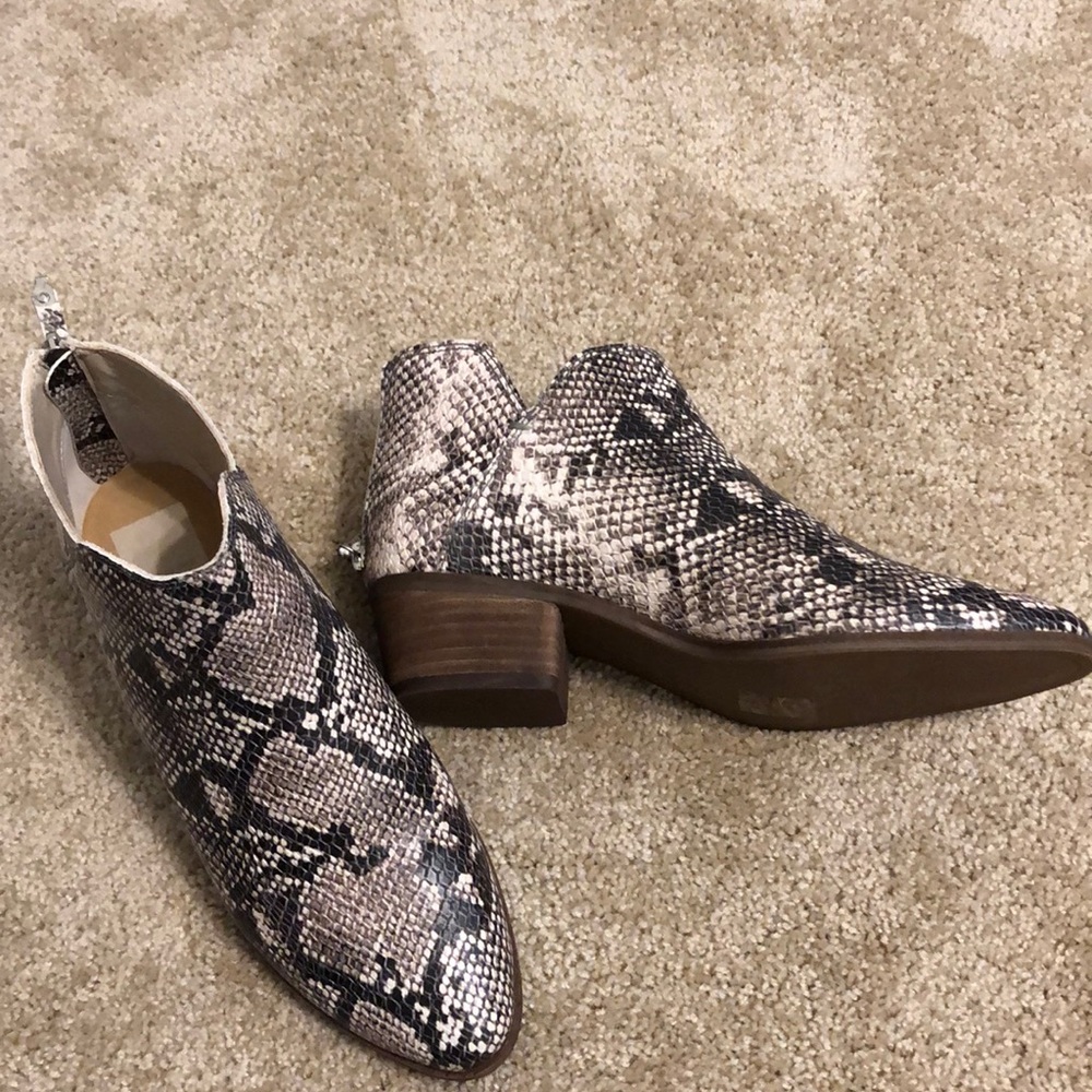 Dolce Vita “Karsen” Snake Print Stella, size 9